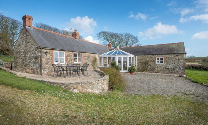 Haverfordwest Cottage | Felin Fach, Holiday property Llandeloy, Sleeps 8, 4 bedrooms, bathrooms