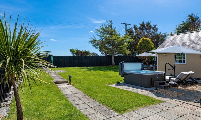 Llanfaelog Cottage | Felin Traeth Cottage - a bungalow that sleeps 8 guests in 4 bedrooms