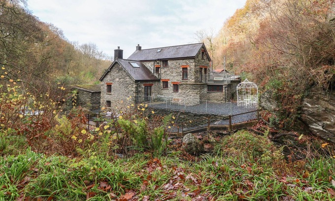 Corwen Cottage | FELIN UCHAF, family friendly, with hot tub in Cynwyd