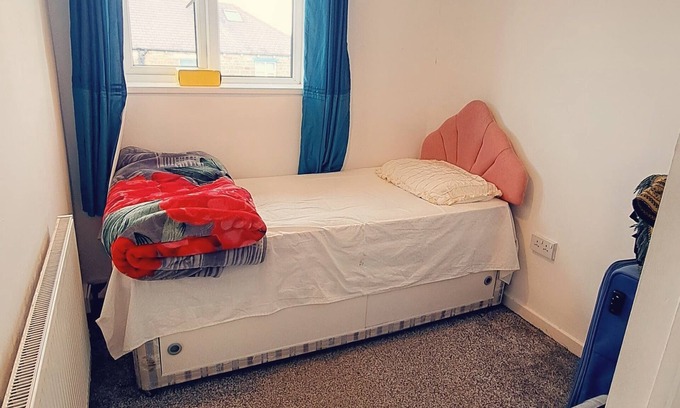 Bradford House | Female and Couple Friendly Single Room