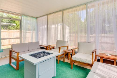 Navarre House | Fenced and Private Backyard Navarre Retreat