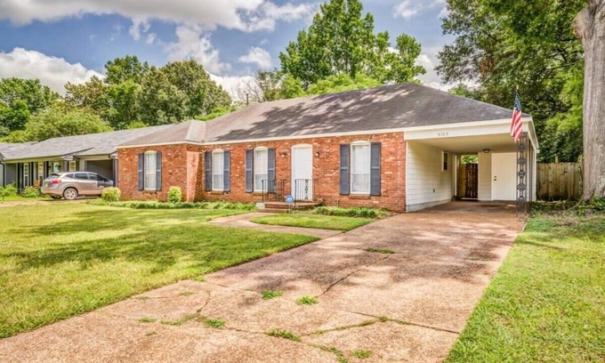 Parkway Village House | Fenced Yard, Centrally Located-Parkway Village Pad