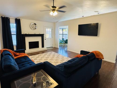 Wylie House | Fenced Yard Fire pit Fireplace Pet Friendly