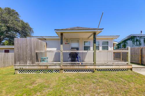 Morehead City House | Fenced Yard, Walkable Location Cozy Beaufort Home