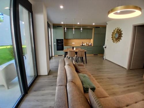 Pusztavacs Apartment | Fenyvesliget Apartmanok III