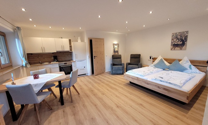 Ramsau Apartment | Ferienwohnung Steinberg, 1-2 Personen, 37 qm, Balkon mit Bergblick, W-lan, Wohn-schlafraum