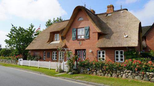 Oevenum Apartment | Ferien unterm Reetdach Whg 03