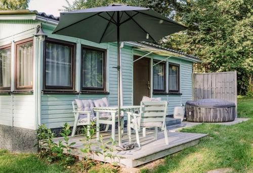 Luetow House | Ferienhäuser Insel Usedom Waldhaus 2 mit Whirlpool - Direkt am Achterwasser