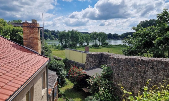 Lychen House | Ferienhaus an der Stadtmauer mit Seeblick