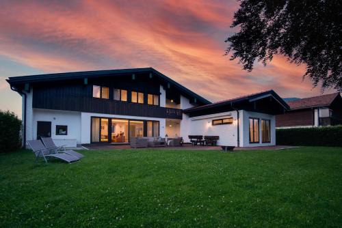 Schliersee Villa | Ferienhaus Seehof mit Sauna & offenem Kamin