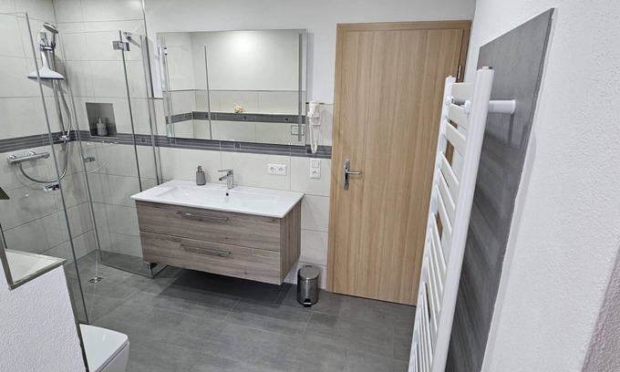Bad Klosterlausnitz Apartment | Ferienwohnung Schwanenteich