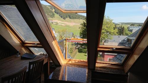 Oberwiesenthal Apartment | Ferienwohnung Dachspitze mit Tiefgaragenstellplatz und Skiraum