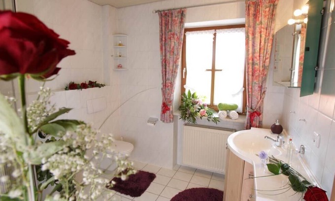 Anger Apartment | Ferienwohnung 1 Hochstaufen, 60qm OG, 2 Schlafräume, Wohnraum m. Küchenzeile,Dusche/WC,Balkon,Sat-TV,WLAN max 5 Personen