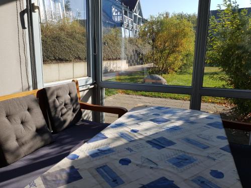 Neuensien Resort | Ferienwohnung 4 im Haus am See mit Wintergarten und Terrasse