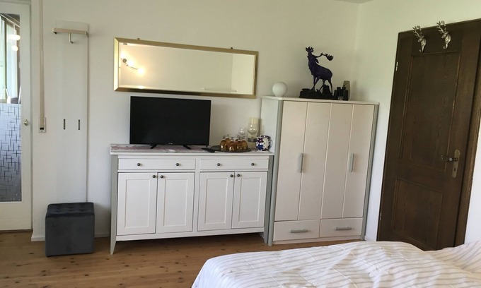Siegsdorf Apartment | Ferienwohnung Am Moosweg, 100qm, Terrasse, 1 Schlafzimmer, 1 Wohnzimmer, max 4 Pers