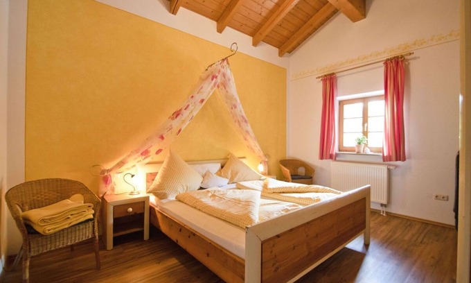 Bad Feilnbach Apartment | Ferienwohnung "Birne" 55 qm bis 2 Personen, 2. Obergeschoss, 1 separates Schlafzimmer, Südbalkon.