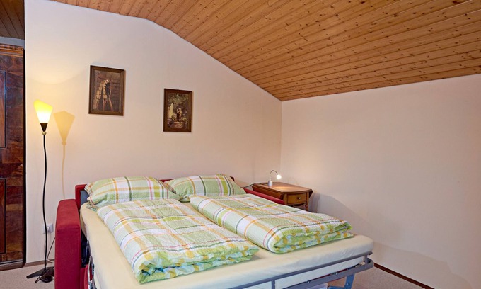Frasdorf Apartment | Ferienwohnung bis 3 Personen, 45qm, Dachgeschoss, 1 Einzel-Schlafzimmer, Wohn/Schlafraum, Küche, Süd-Loggia
