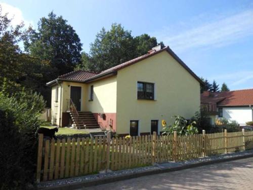 Burg Stargard Apartment | Ferienwohnung Frohmut