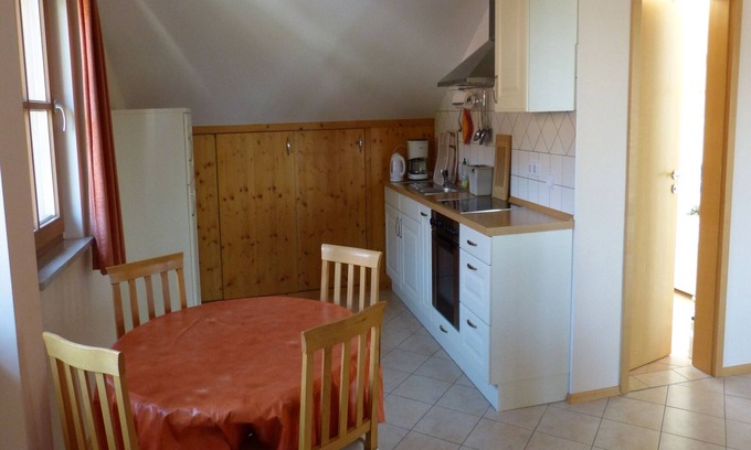 Bad Endorf Apartment | Ferienwohnung mit Bergblick, 55 qm Obergeschoss, 1 separates Schlafzimmer