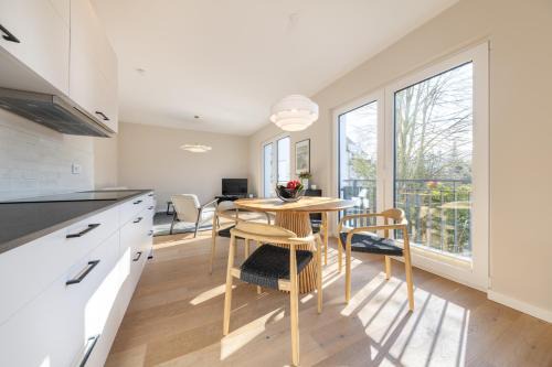 Warnemuende Apartment | Ferienwohnung Strom Acht - modern frisch inkl Stellplatz, Balkon - 200m zum Alten Strom