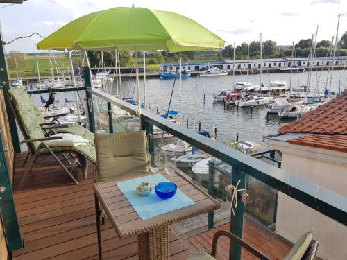 Karlshagen Apartment | Ferienwohnung Yachthafenidyll - direkte Wasserlage am Hafen
