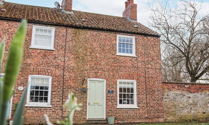 North Dalton House | FERN COTTAGE, pet friendly, with open fire in Great Driffield