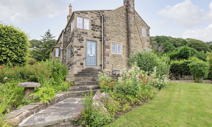 Baslow Cottage | FERN COTTAGE, pet friendly, with a garden in Baslow