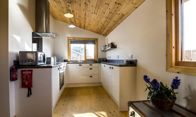 St. Florence Cottage | Fern Lodge - 2 Bedroom Log Cabin - Saint Florence