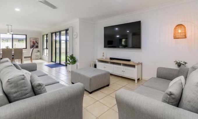 Banksia Beach House | Fernando's Beach Hideaway