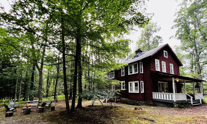Skytop Cottage | Fernwood Cottage: Your Poconos Paradise at Skytop