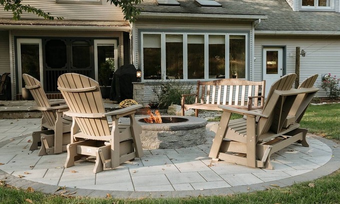 Strasburg House | Fernwood Villa is a large family home with a five bedrooms, a pool table, a patio & a private backyard