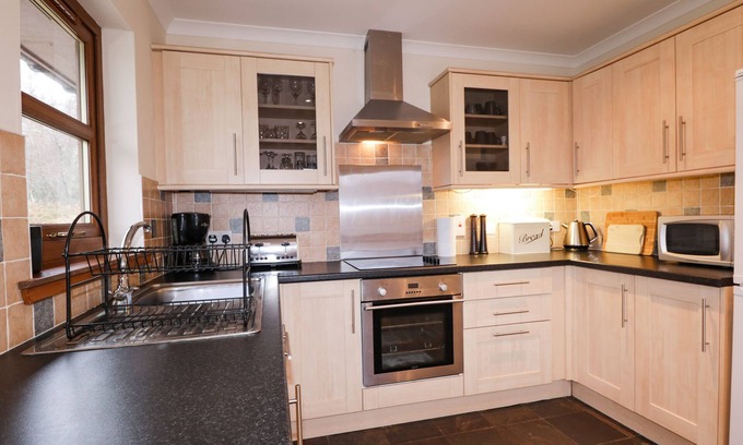 Roybridge Cottage | FERSIT LOG COTTAGE, pet friendly, with hot tub in Spean Bridge
