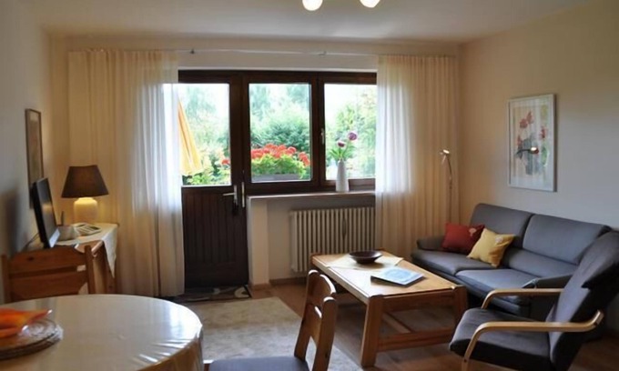 Silberberg Apartment | Fewo 52qm für 2 Personen. Wohlfühlgarten mit Sonnenliegen.