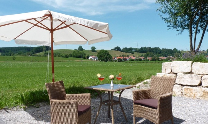 Stocken Apartment | FeWo Sonnenplatz in the countryside with a wonderful view of meadows and mountains