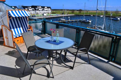 Karlshagen Apartment | Fewo Sonnensegler Usedom direkt am Yachthafen mit Terrasse Parkplatz WLAN