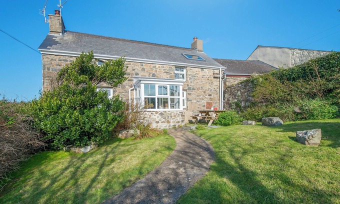 Trefasser House | Fferm Ty Uchaf, Holiday Home Pwll Deri, Strumble Head, Sleeps 6, 4 bedrooms, bathrooms