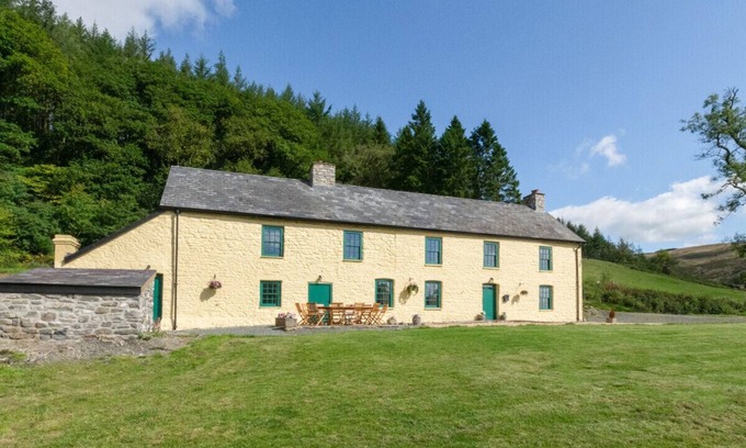 Llanwrtyd Wells House | Ffermdy Llanwrtyd - Six Bedroom House, Sleeps 11