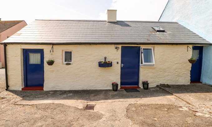 Trefin Cottage | FFYNNON TOM, character holiday cottage, with a garden in St Davids