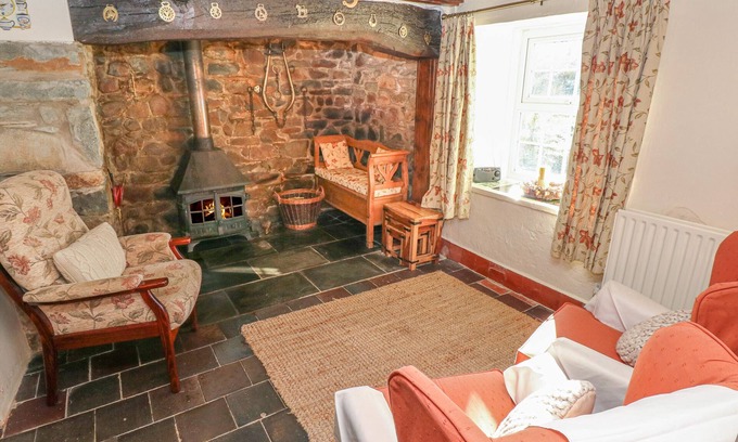 Pontfaen Cottage | FFYNNONDICI FARMHOUSE, family friendly in Newport, Pembrokeshire