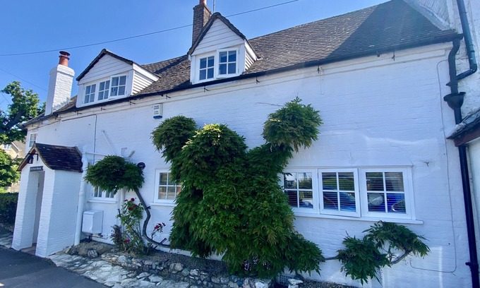 Hamworthy Cottage | Fiddlers Green -sleeps 4 guests in 2 bedrooms
