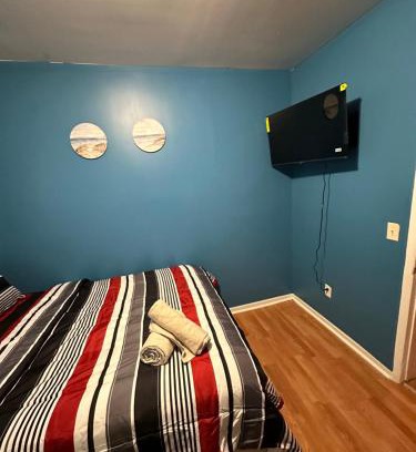 Newark House | Fidelia Halos Room Queen Bed, Minutes from Newark Liberty International Airport and Newark Penn Station
