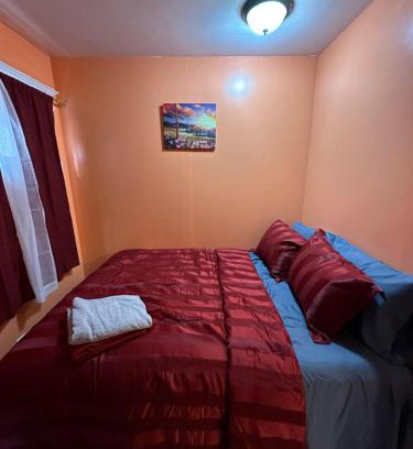 Newark House | Fidellia Iron Room, Queen Bed Minutes from Newark Liberty International Airport and Newark Penn Station