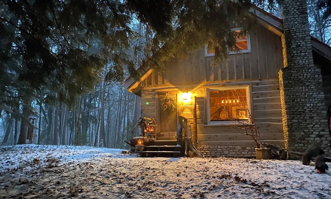 Gills Rock Cabin | Fin de la Terre - magical cabin steps to the lake