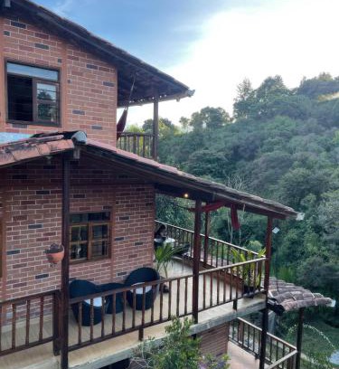 Guarne House | Finca Acogedora con Área de BBQ, Parking Privado y Hamacas