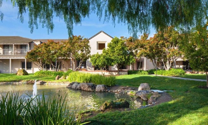 Burlingame House | Find comfort at our family-friendly hotel room in San Francisco