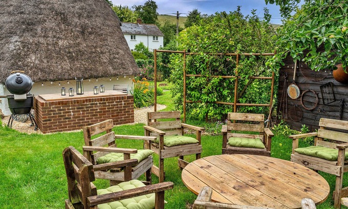 Blandford Forum Cottage | Finest Retreats | Manor Cottage