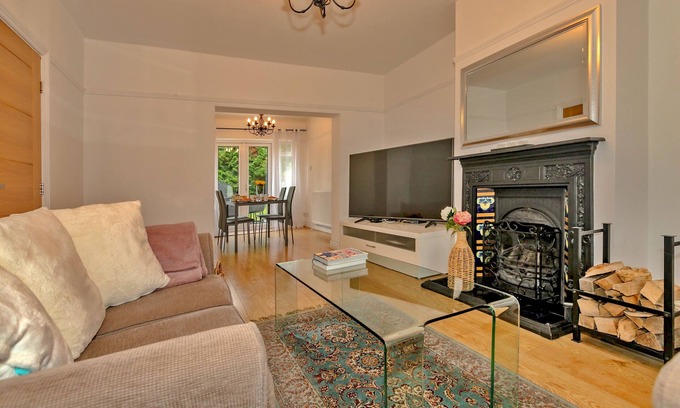 Solihull House | Finest Retreats | DeBarnes House