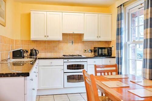 Eaton Mascott House | Finest Retreats - Netley Hall - Jasmine