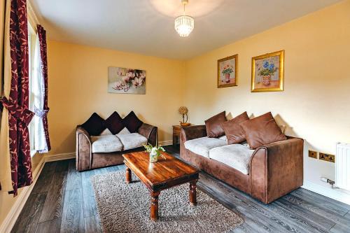 Eaton Mascott House | Finest Retreats - Netley Hall - Rose
