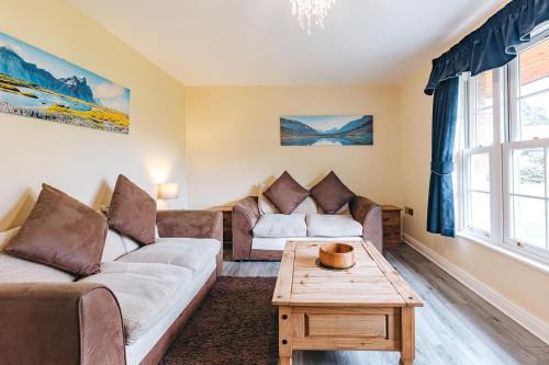 Eaton Mascott House | Finest Retreats - Netley Hall - Thyme